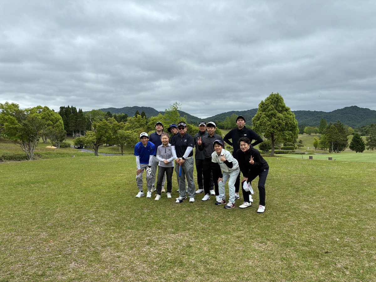 Ntoc_jp's tweet photo. おはようございます🌞
週末土曜日はNtocゴルフコンペが開催されました⛳️
天気は曇りでしたが、ゴルフ同好会メンバーで楽しくラウンドできたようで、写真をもらいました😊
1位の景品は特選松阪牛のお肉セット🥩
次回はまた秋頃に開催予定です！
社長の始球式も載せちゃいます😆
#企業公式つぶやき部 https://t.co/GfZWVF05Kl