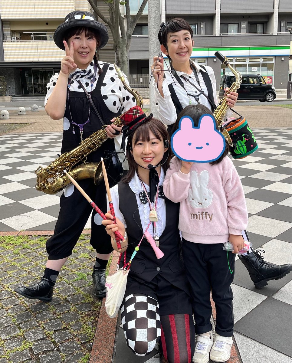 spring8pict's tweet photo. 大道芸フェスティバルinちば！
2年ぶりに娘も参戦🫶
最近マジックに興味があってTentoさんに釘付け、音姫金魚さんに魔法をかけてもらい、ものまるさんにそらジローステッカーをもらい、狼執事さんにお花をもらえなくて拗ねまくり笑、とたくさんの思い出ができたみたいです。ありがとうございました🙇‍♀️ https://t.co/q2tS1HACwp