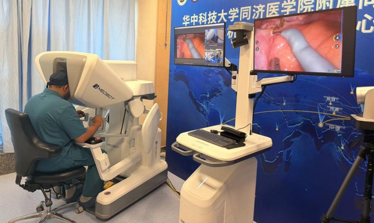 AlertaNews24's tweet photo. 🇮🇳🇨🇳 | El urólogo indio, el Dr. Syed Mohammed Ghouse, realizó con éxito una cirugía de reconexión de vejiga asistida por robot en un paciente en Hyderabad mientras operaba de forma remota desde Wuhan, China. https://t.co/6wE8ZO855E