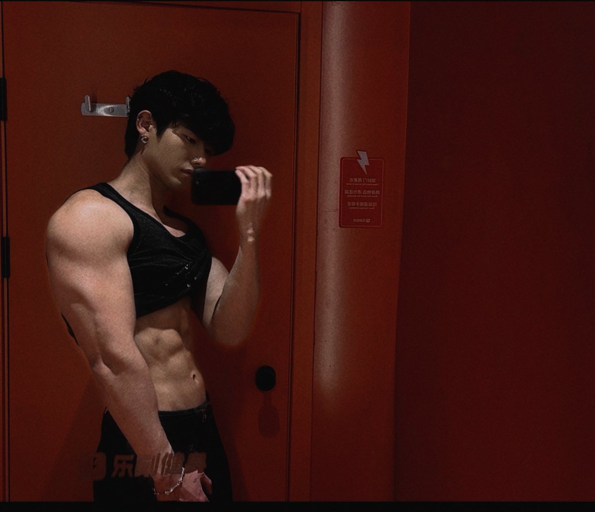 Leo93858461's tweet photo. 🏋️🪂🏋️ https://t.co/cdyaB4oJ2h