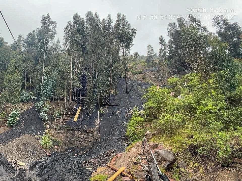 1anoticiass's tweet photo. .@Corpoboyaca lideró un operativo interinstitucional que permitió frenar actividad de minería ilegal en zona de influencia del Páramo de #Pisba. #Boyacá. https://t.co/bteasx4kIR