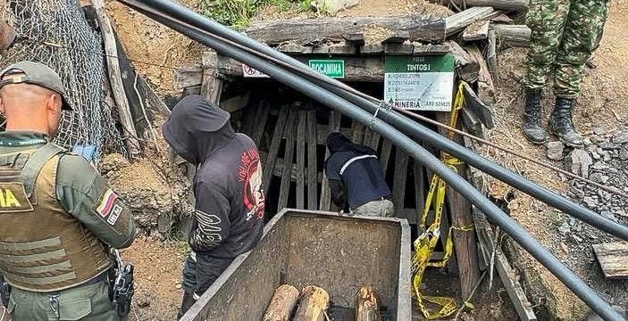 1anoticiass's tweet photo. .@Corpoboyaca lideró un operativo interinstitucional que permitió frenar actividad de minería ilegal en zona de influencia del Páramo de #Pisba. #Boyacá. https://t.co/bteasx4kIR