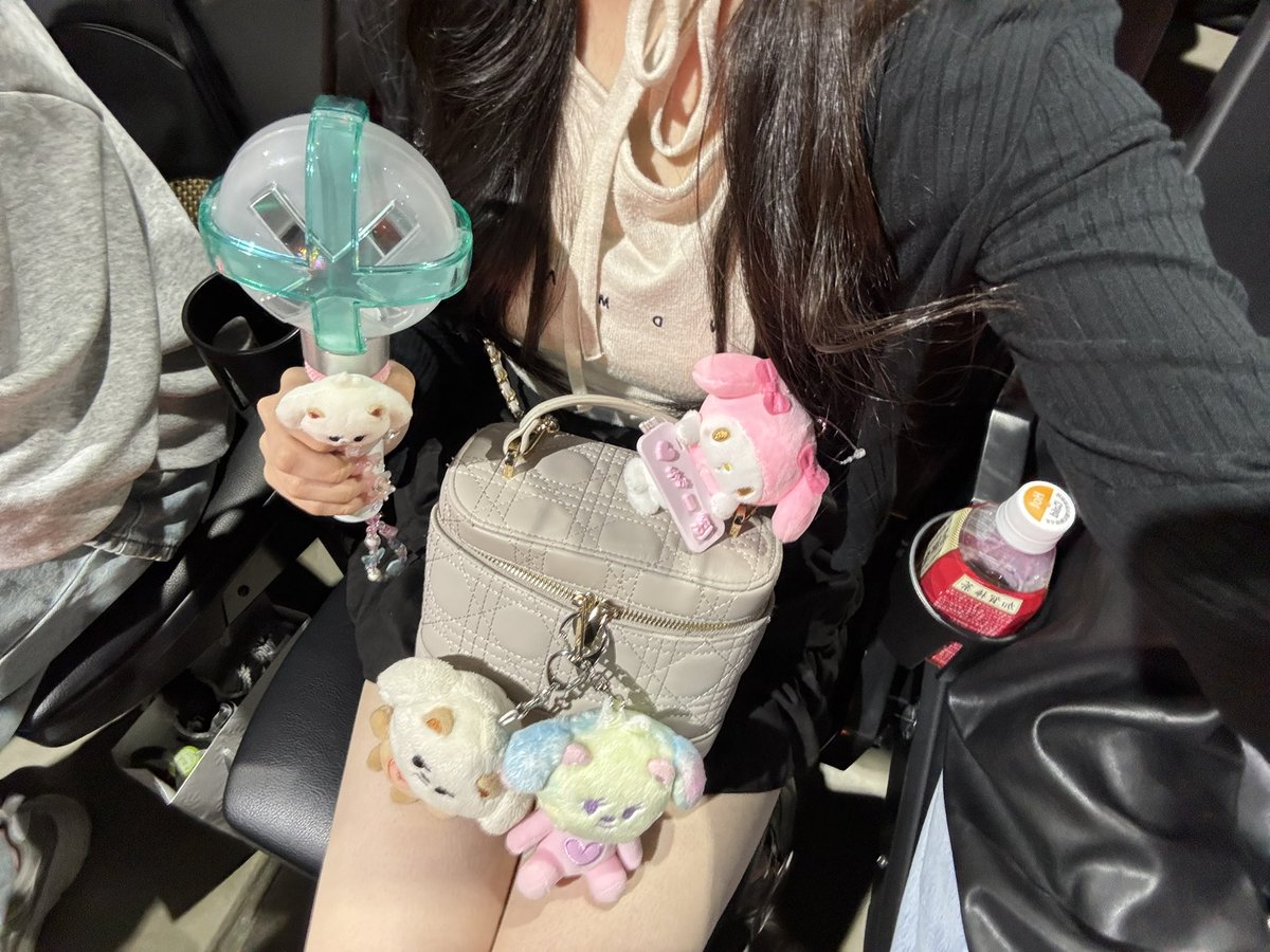 rxuyvy's tweet photo. moacon1回でも入れてほんと良かった🍀*゜
ぼーちゃんが7年間辛いことがmoaにもあったと思うけど一緒に月日を過ごしてくれてありがとうって言ってて私の7年間もずっとトゥバがいての生活だったなって涙出た(T^T)💧
これからも幸せでいようね💫ありがとう
ALT⬇️
 #TXT_MOACON https://t.co/llqqvBdLhR