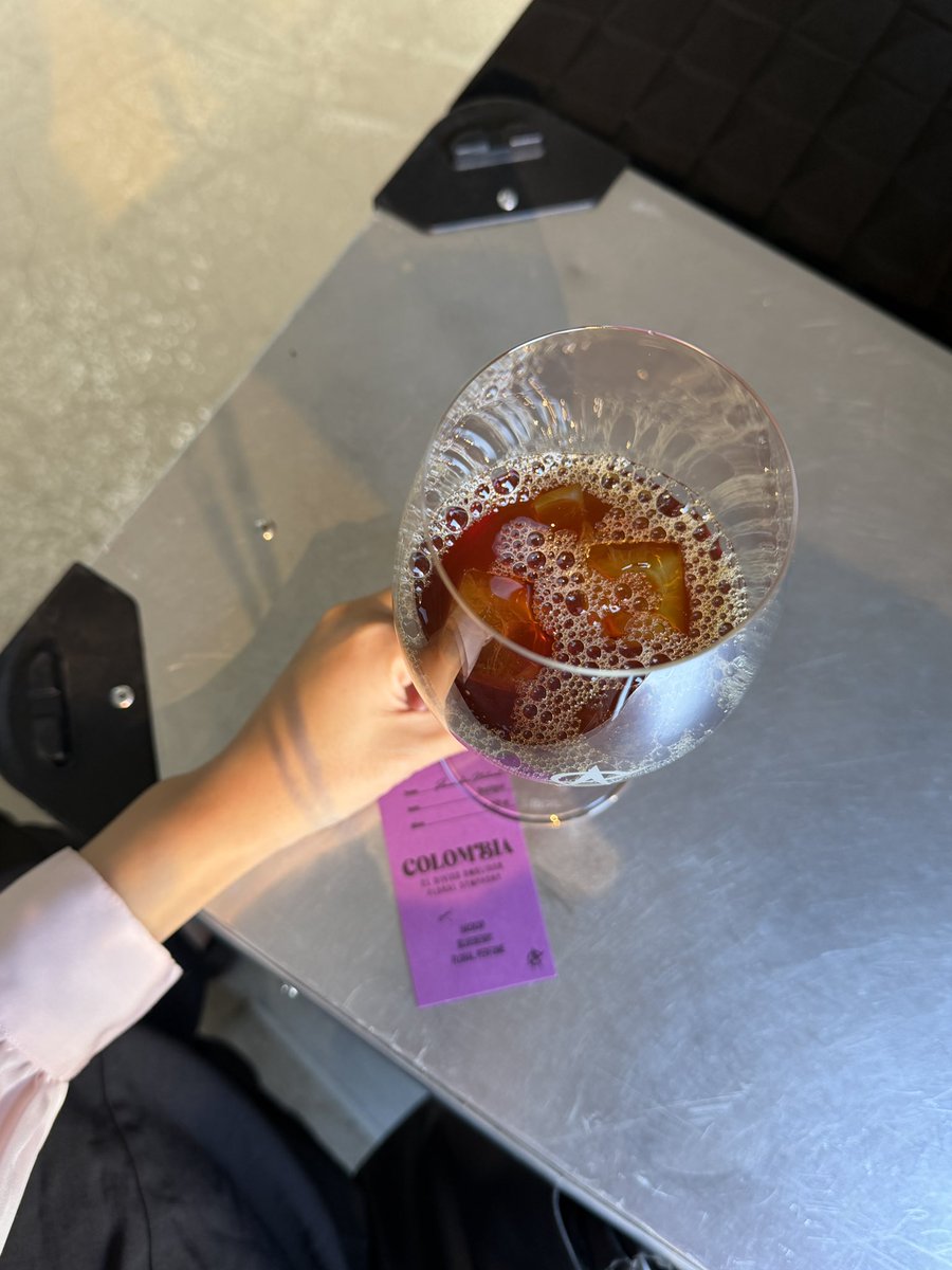 meyoutravels's tweet photo. 📍Acid Coffee Tokyo（代々木上原）
フレンドリーなお兄さんがいるカフェ。香りで豆を選べます。コーヒーとは思えないフルーティーさでおいしかった！少し時間がかかる代わりにサンプルもくれて嬉しい。店内利用は席少なめですがワイングラスに入れてくれておしゃれ🍷 https://t.co/M2h5wmdXkE