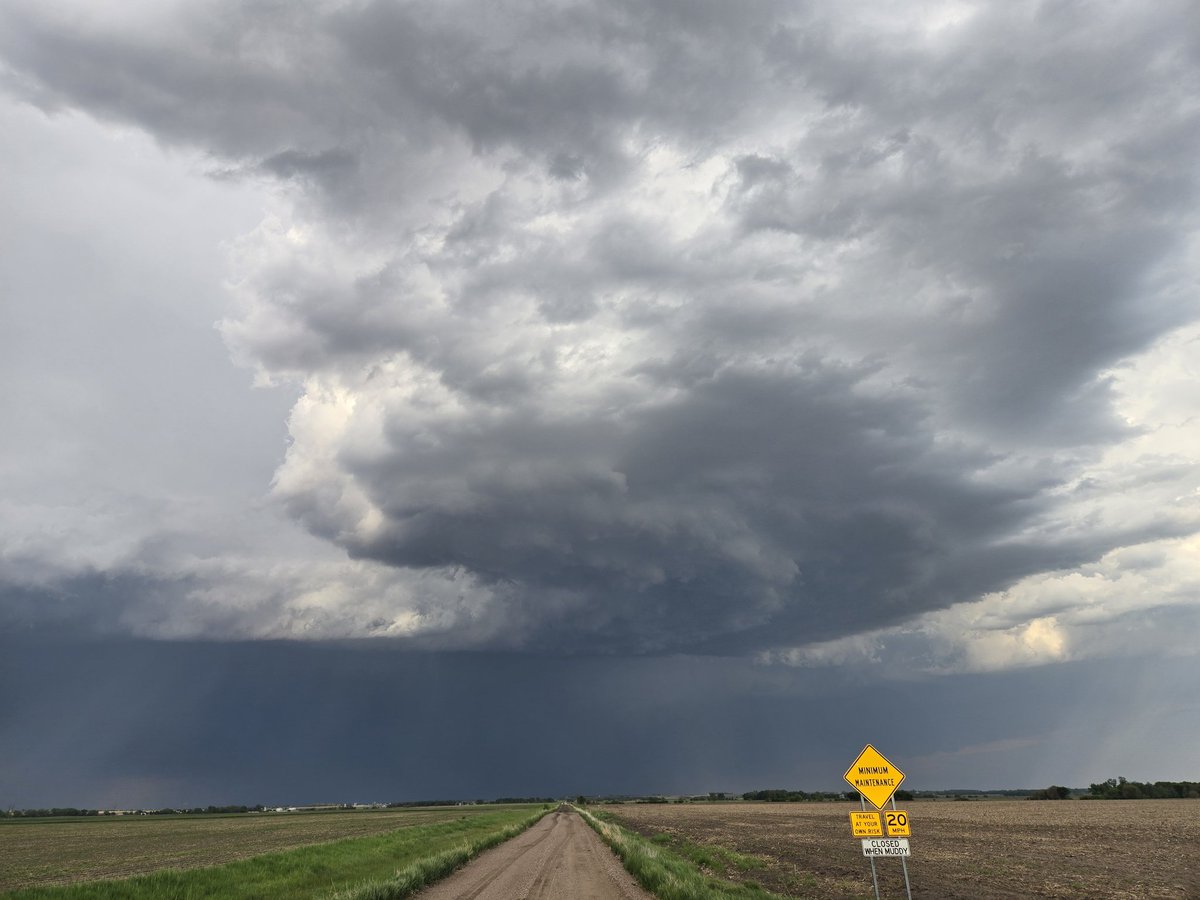 WX_Roo's tweet photo. WOW anticyclonic dipole near Yankton #sdwx https://t.co/kTmKkJwRKe