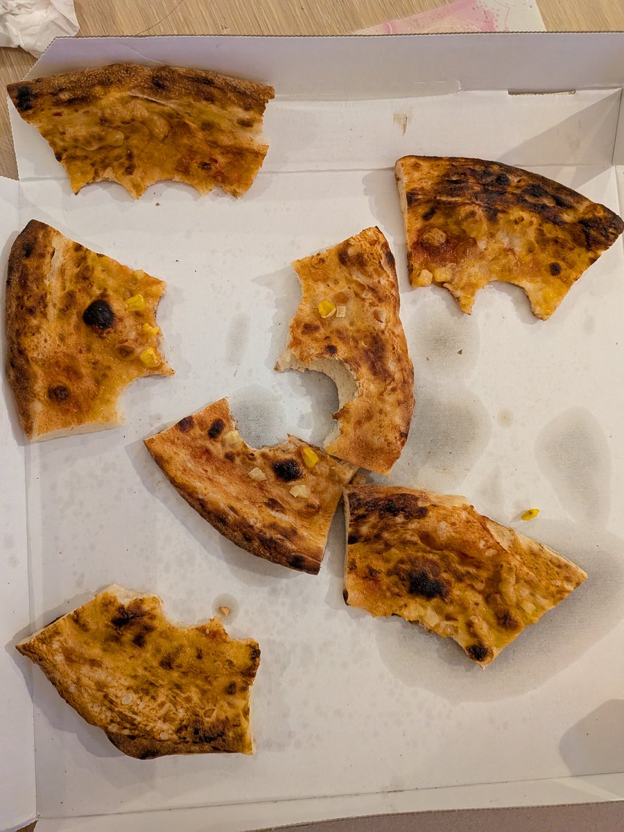 hetare25's tweet photo. 子供の食べ散らかしたヒザ(´・ω・｀) https://t.co/gpqRXciwNd