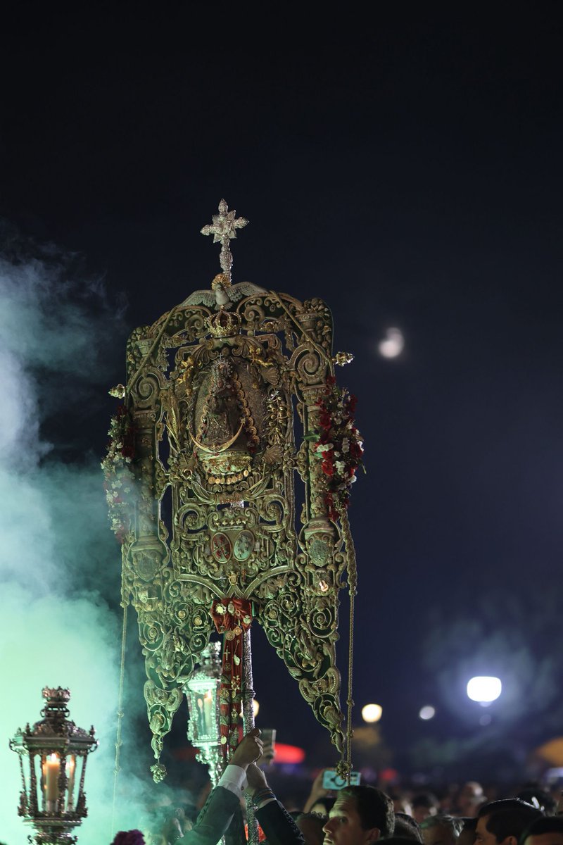 hdadmatrizrocio's tweet photo. Nuestra Señora del Rocío, un año más tus rocieros se rinden ante Tí. 

¡Últimos momentos del Santo Rosario!

#ElRocío26 https://t.co/RbdE5FDWA0