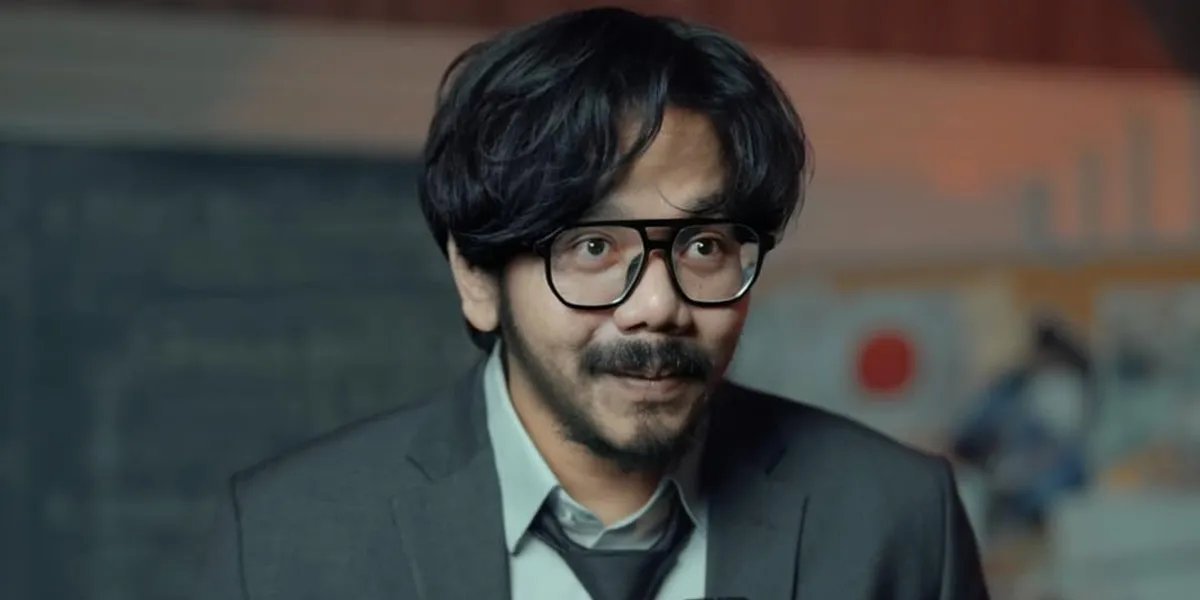 AnalisaCrypto's tweet photo. Membedah tulisan Ferry Irwandy yang diduga hasil AI dengan AI juga:

> Pembaca awam mungkin melihat ini sebagai tulisan riset serius, tapi pembaca yang sering membaca output AI / akademik sintetis akan merasa polanya cukup “AI banget”.

1. Kalimatnya terlalu “rapi akademik”

Contoh pola yang sering muncul:

> “Riset ini berfokus pada satu pertanyaan strategis…”
> “Bottleneck bukan teknologi melainkan…”
> “Argumen utama adalah…”
> “Pendekatan multi-framework ini dipilih karena…”

Kalimat seperti ini valid, tapi terdengar seperti template laporan riset.

Di dokumen subsidi, abstraknya langsung membuka dengan struktur yang sangat formal dan padat: pertanyaan strategis, tiga temuan utama, angka besar, lalu kesimpulan fiskal.

Ini kuat secara isi, tapi sangat khas gaya AI-riset.

2. Terlalu banyak angka presisi tanpa “napas manusia”

Misalnya di dokumen makro:

> Rp17.645, 5,99%, US$146,2 miliar, 22,25%, Rp49,28 triliun, 21,81%, 1,26 poin persentase, 4,44–4,89%.

Angka-angkanya memberi kesan serius, tapi kalau bertubi-tubi tanpa jeda interpretatif, pembaca bisa merasa seperti membaca output model yang sedang “menumpuk kredibilitas”.

3. Diksi Inggris campur Indonesia terlalu sering

Contoh:

> targeted optimal, closed-loop, fiscal space, multiplier, cash transfer, inclusion error, exclusion error, leakage, outcome metrics, smart interventions, forced selling, pass-through inflation.

Ini memang umum di tulisan ekonomi. Tapi kalau terlalu rapat, rasanya seperti terjemahan langsung dari prompt riset bahasa Inggris. Di dokumen MBG, istilah seperti targeting reform, outcome concentration, marginal benefit, local procurement multiplier, digital delivery, monitoring, ROI, payback period muncul beruntun dalam halaman yang sama.

4. Strukturnya terlalu sempurna

Hampir semua bagian punya pola:

klaim besar → data angka → formula → tabel/grafik → kesimpulan kebijakan.

> Ini bagus untuk laporan teknokratik. Tapi untuk tulisan yang ingin terasa manusia, terlalu mulus.

> Manusia biasanya punya sedikit variasi: ada kalimat ragu, ada transisi yang lebih natural, ada penekanan subjektif yang tetap akademik.

> Misalnya bagian subsidi langsung mengarah ke: diagnosis, inclusion error, distributional characteristic, exclusion error, deadweight loss, multiplier, lalu infrastruktur data. Secara kerangka sangat solid, tapi ritmenya sangat “mesin laporan”.

Menurutku yang paling AI adalah dokumen:

1. Cost Effectiveness Analysis MBG

> Banyak huruf kapital di awal kata yang tidak natural dalam bahasa Indonesia.

> Banyak klaim besar seperti ROI 69,6x, payback 26 hari, savings Rp132 triliun, tanpa cukup narasi kehati-hatian.

> Formulanya terasa “meyakinkan banget”, tapi belum cukup dibumikan secara metodologis.

Contoh yang terasa AI:

“Payback Period 26 Hari Membuat Investasi Ini Hampir Tidak Terbantahkan Secara Fiskal.”

2. Perhitungan Reformasi Subsidi Indonesia

Isinya paling matang, tapi tetap terasa AI karena sangat padat data, istilah, dan formula. Bagian abstraknya sebenarnya bagus, namun terlalu “sempurna” untuk pembuka tulisan manusia.

3. Analisis Makroekonomi Indonesia 2026

Ini paling enak dibaca dibanding dua lainnya karena ada narasi krisis, kronologi, dan konflik pasar. Tapi tetap AI-like karena banyak frasa seperti:

“konvergensi dari guncangan eksternal, kerapuhan struktural, dan dinamika kebijakan”

Frasa ini terdengar canggih, tapi juga sangat khas AI.