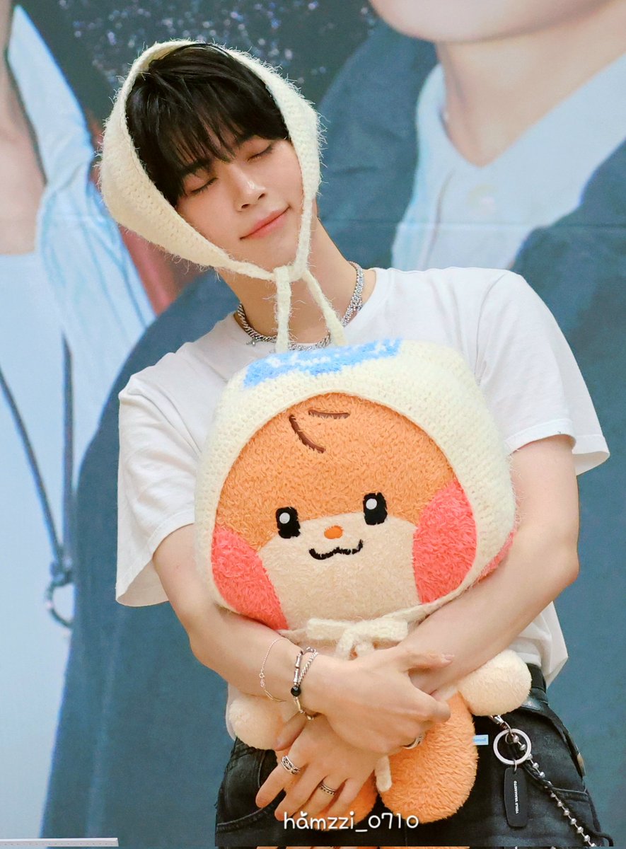 hamzzi_0710's tweet photo. 260524 엠넷플러스머치
반다나 비니니랑 #성한빈 https://t.co/ttFiScNnfP