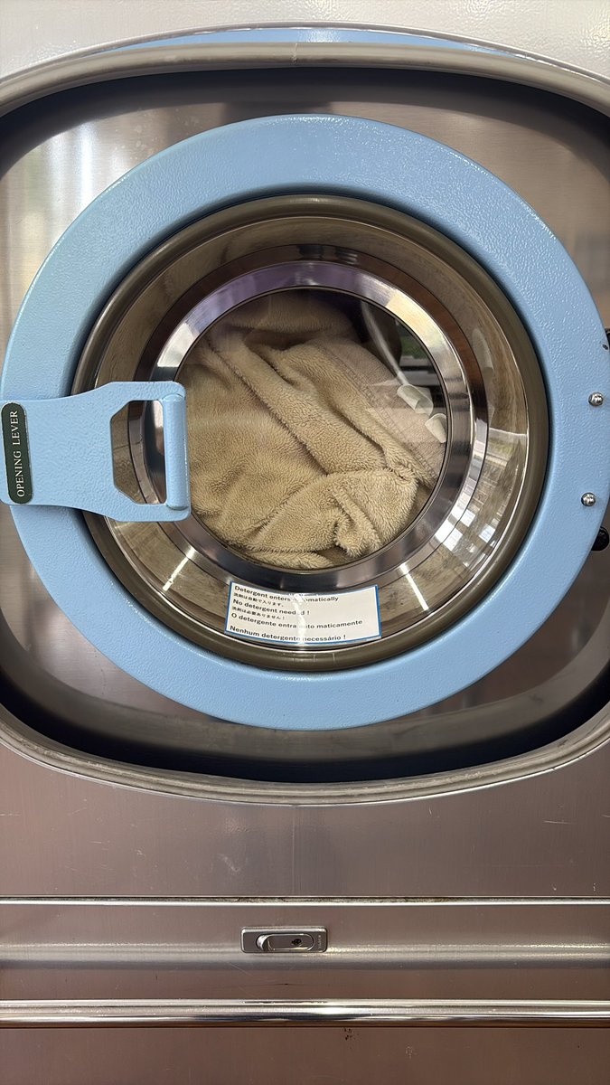 moonstone6497's tweet photo. この中には私の洗濯物が入ってるんです、毛布とか式パッドとか。これは洗濯機なんですが、高速で回ってると何で見えないんでしょうね？内側に引っ付いてる感じでもなく、層の奥まで見える感じです。でも止まったらちゃんとありました^ ^ https://t.co/zu3dsvg403