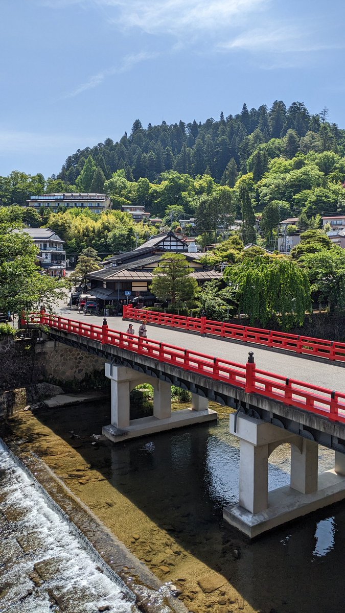 hidatakayama1's tweet photo. ひんやりとした空気が残る朝です。日中は29℃まで上がる予報なので、この涼しさも今のうちだけ🎐お昼に向かうにつれ強い日差しに空気が熱せられていきます。夕方4時をまわるころには気温も落ち着くので、暑いのは半日ほど。しかしその半日が辛い…😅
朝市🍅も含め、観光は朝のうちが吉です。#飛騨高山 https://t.co/9yChIfX4K4