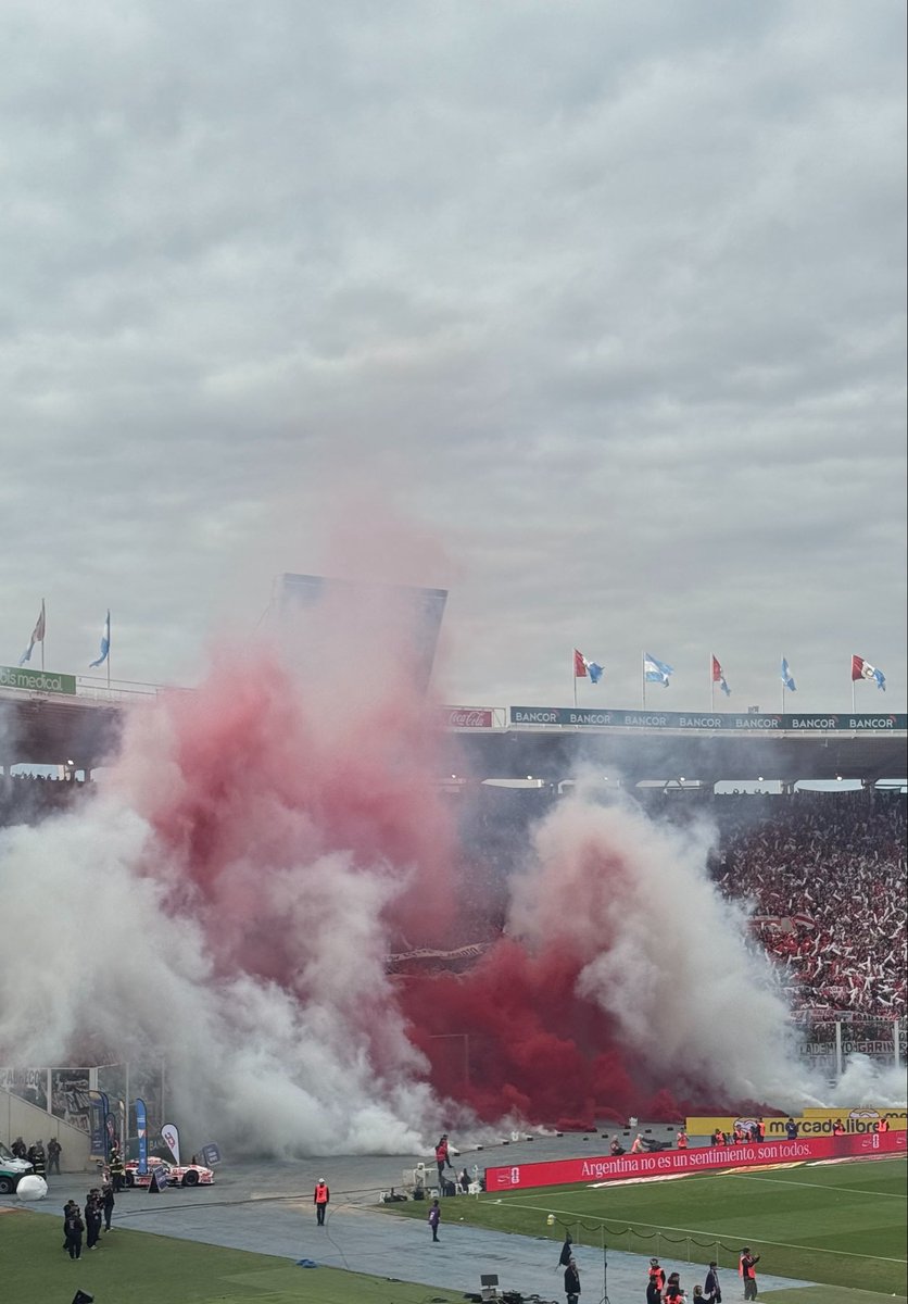 ElisabethStigar's tweet photo. Nos 💩 a palos, nos hicieron entrar como si fuésemos ganado, en las tribunas nuestras no entraba un alfiler, gastamos la plata que no teníamos  para estar,aun así… transpiramos la camiseta en la tribuna como siempre… La gente de River, siempre la gente de River, a ustedes GRACIAS por dejar a nuestro club en lo más alto