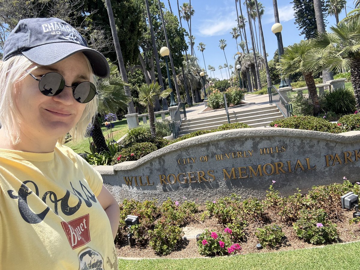 bratlimit's tweet photo. Had to go and pay my respects in person last time I was in LA https://t.co/0NJAsoA6j6