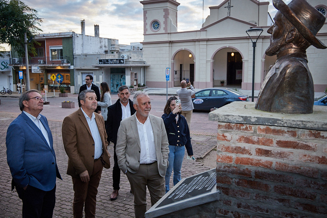 PEDERNAL1975's tweet photo. Tuvimos una grata visita en nuestro Municipio de Tala, el Embajador de España en Uruguay Sr Javier Salido, el Ministro de política territorial y memoria Democrática de España Sr Angel Víctor Torres y el Cónsul de España en Uruguay Sr Juan Carlos Gafo. https://t.co/PjG6clkkml