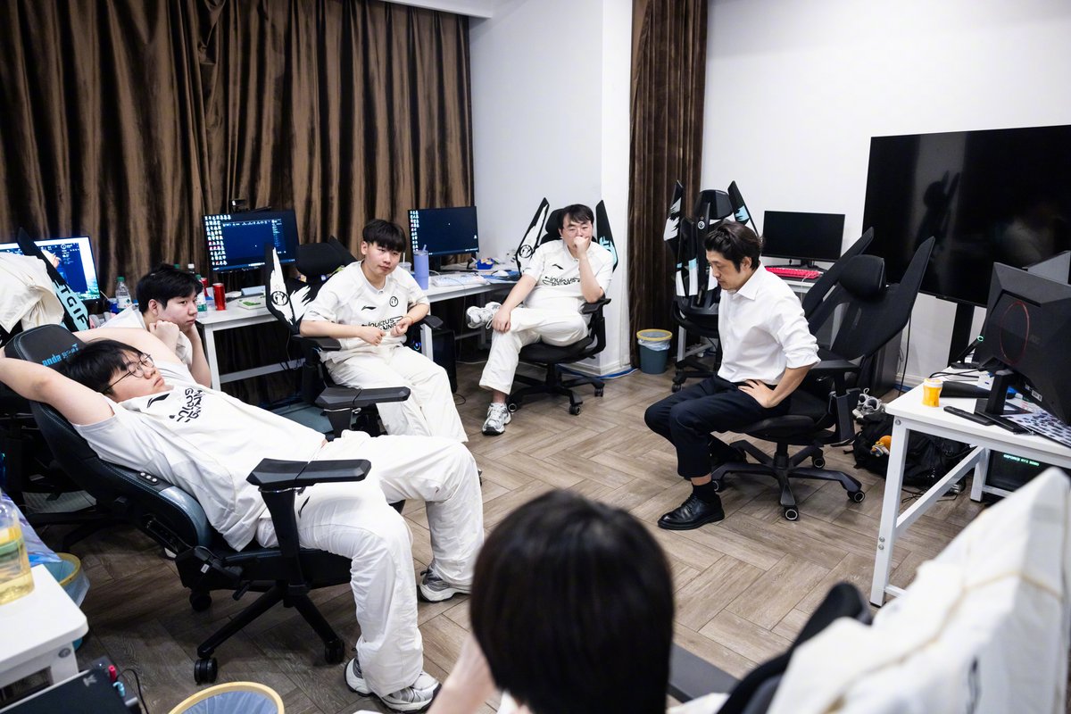 LPLinsider_'s tweet photo. Publicação da iG após eliminação no Split 2 da LPL em 2026:

“Lamentamos profundamente que nossa jornada no Split 2 tenha terminado desta forma. Desde os intensos confrontos do Grupo Ascend até a dolorosa derrota no Play-In, não conseguimos entregar um resultado satisfatório.

Não há desculpas. Olhando para trás, vemos que tivemos muitos problemas. Iniciamos com uma sequência de vitórias que nos trouxe esperanças com o novo time, mas as derrotas da metade para cá foram acabando com as expectativas de vocês. O jogo de hoje nos deixou com uma certeza: a iG ainda está muito longe de alcançar a expectativa do público.

É doloroso termos decepcionado cada fã que continuou torcendo por nós, aqueles que acompanharam cada partida, seja online ou nas arquibancadas, que vibraram nas vitórias e sofreram nas derrotas, mas que nunca perderam a fé. O amor e o apoio de vocês são maiores do que nosso desempenho. Estamos aceitando tudo, sejam elogios ou críticas, mas nesse momento, um ‘obrigado’ ou ‘desculpe’ parece vazio diante deste resultado. Nessa realidade em que fomos rebaixados, qualquer palavra perde o sentido. Tudo o que podemos fazer é guardar em nossos corações a lição aprendida hoje e retribuir o apoio de vocês com ações reais.

A eliminação da iG no Split 2 não significa o fim da equipe em 2026. Mesmo à beira de um precipício, precisamos manter a esperança e a coragem para continuarmos escalando. Precisamos recuperar nossa determinação e, sobretudo, reconquistar a confiança de nossos fãs.

Não temos o direito de nos lamentar. Nossa única obrigação é abaixar a cabeça e seguir em frente. Para o Split 3, vamos usar nossas frustrações e arrependimentos como forma de dar a volta por cima. Agradecemos todo o esforço dos fãs, dos jogadores e da comissão técnica. Nos vemos no verão.”