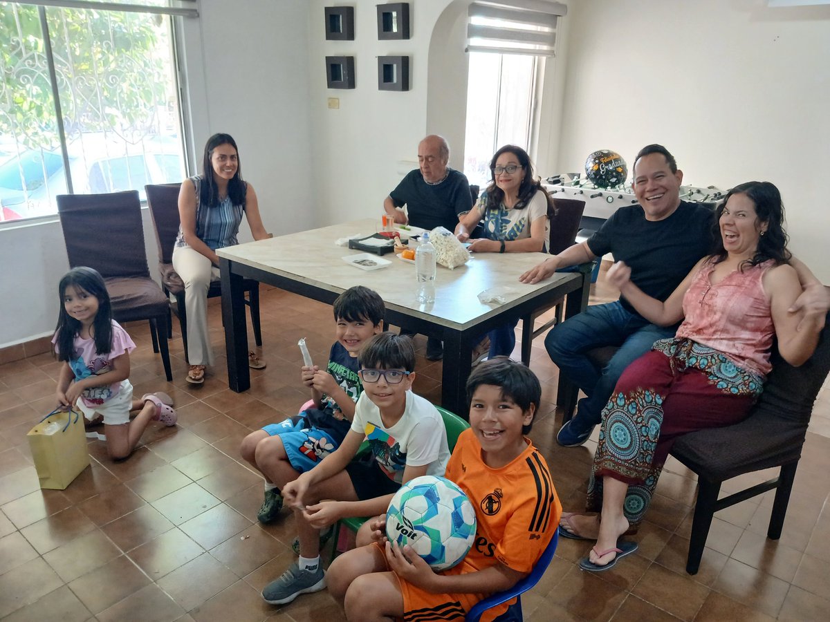 c3xcolima's tweet photo. #finalbotanera viendo el partido ej familia!!! https://t.co/8zAXHp0I16