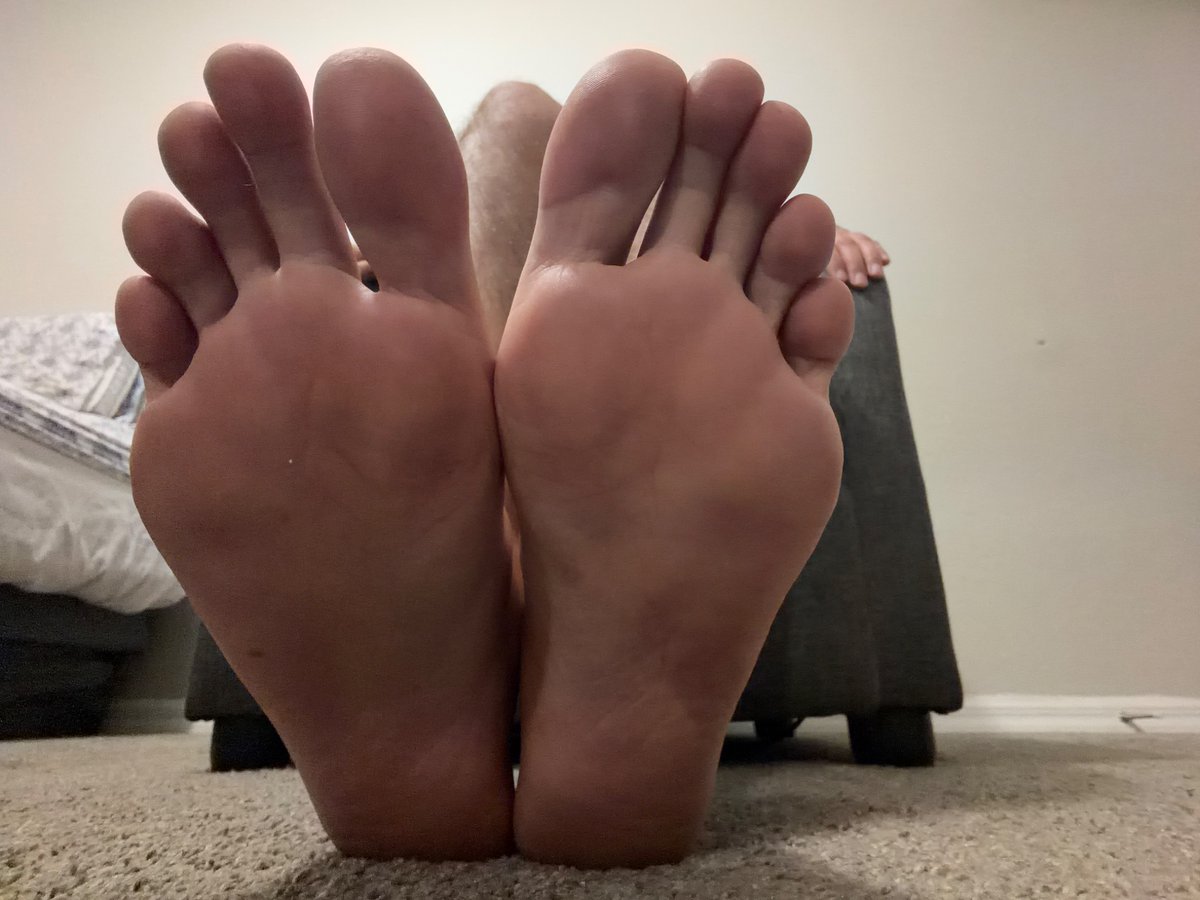 MiamiMaster305's tweet photo. If you’re a pathetic cash foot pig in FL, SoCal, CO or MX, slide in my DMs. 😼🤑🐽👣 Also looking for people who want to film. #Findom #MaleFeet #GayFootFetish #Miami #SouthFlorida #CashMaster https://t.co/JonXrtz6se