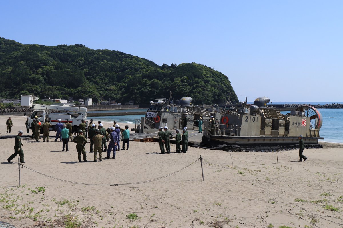 pco_kochi's tweet photo. また5/15 (金)には #南海トラフ巨大地震 からの復旧を想定した ＃高知県総合防災訓練 が #四万十町 #興津海岸 で行われ #LCAC が海から上陸しました #災害派遣 は #自衛隊の重要な任務の1つです 当日の写真を特別広報に参加された学生さんが提供してくれました📷
#自衛官募集
#国家公務員
#高知地本 https://t.co/yeMx0UiIHa