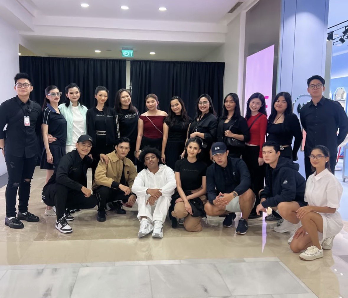 ryxdn's tweet photo. Dancing and opening the runway sequence for ARMANI EXCHANGE and showcasing the new EA7 EMPORIO ARMANI Golf collection. Once again, this is not just a fashion show, this is a fun show. @TwentyOneMM_Mgt https://t.co/OOHHTxAwbC