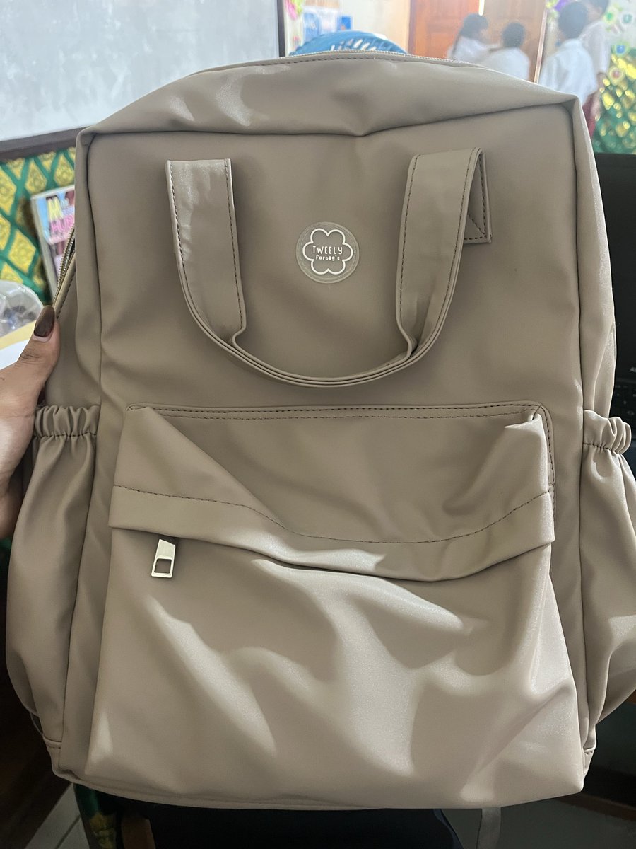 febyyy28's tweet photo. @ohmy_beautybank Ini cakep, muat laptop 14inc udah tahan air juga https://t.co/gRISAtQyyR https://t.co/22OPCabWiT