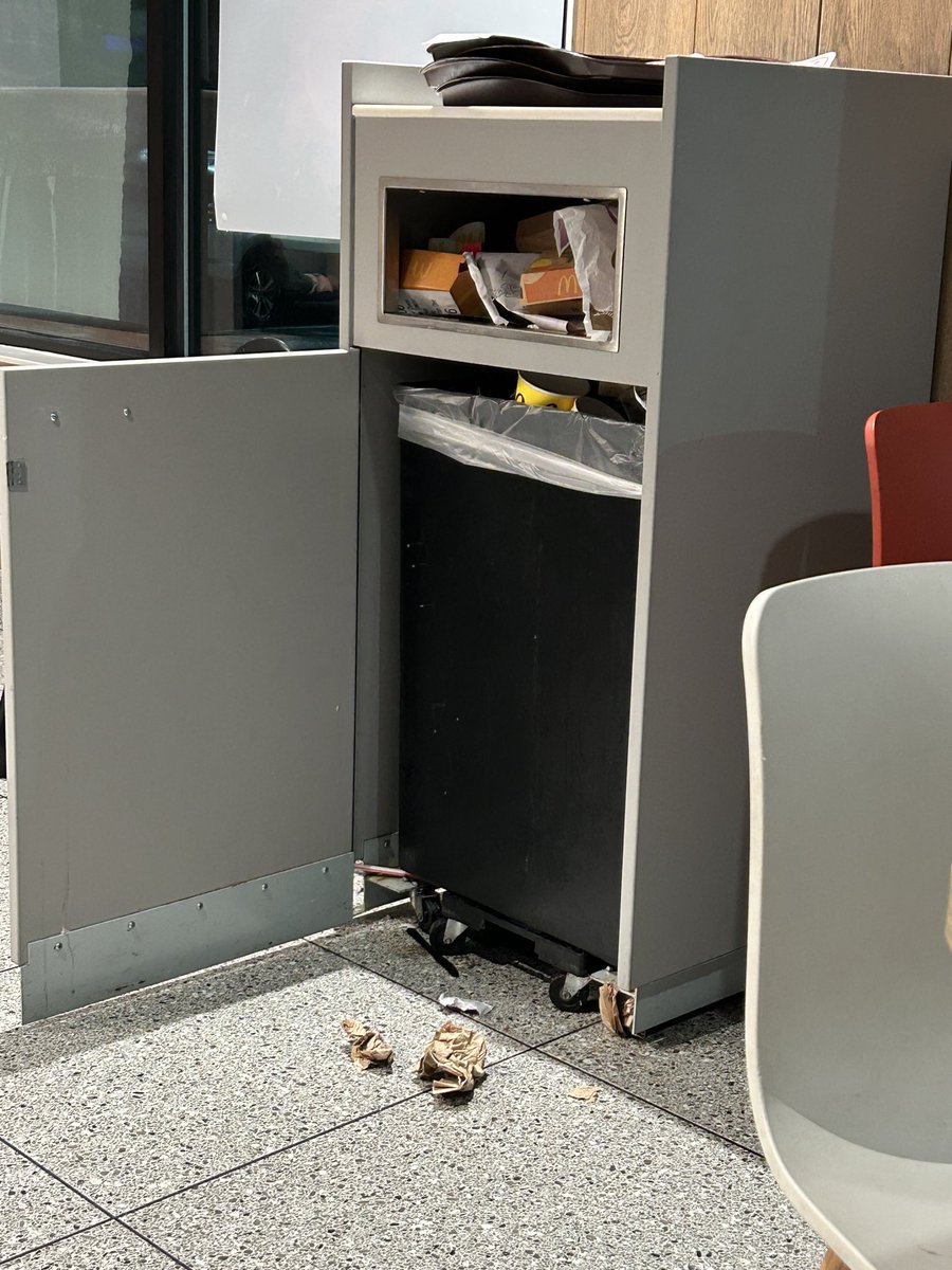 mandosally's tweet photo. This is @McDonalds today. Let’s automate everything, let’s diminish hiring AND expect nothing. And let us suckers who still pop in from time to time (good memories) feel duped every single time. https://t.co/HJdqfe4HdG