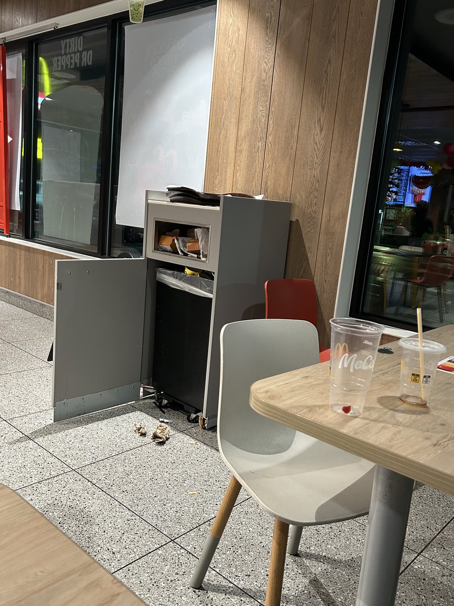 mandosally's tweet photo. This is @McDonalds today. Let’s automate everything, let’s diminish hiring AND expect nothing. And let us suckers who still pop in from time to time (good memories) feel duped every single time. https://t.co/HJdqfe4HdG