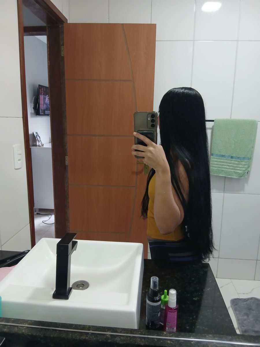 IsaaPeclat015's tweet photo. Oh vontade de tacar um formol nesse cabelo rs https://t.co/4n0AeuVFhO