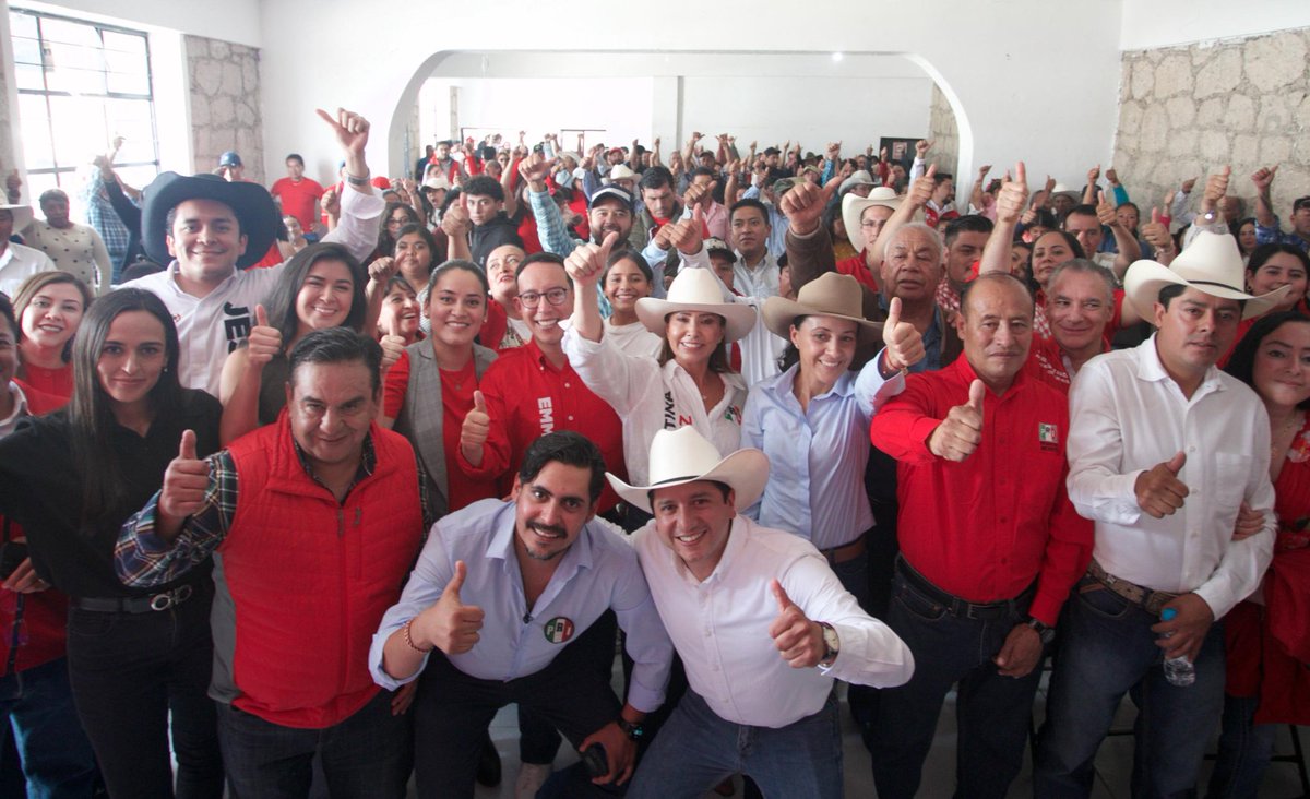 CristinaRuiz_S's tweet photo. En #Aculco sigue de pie una militancia que no se fue cuando las cosas se pusieron difíciles, que resistió y que sigue dando la cara por su gente.

Hoy nos reunimos con mujeres y hombres que entienden que este partido se construye caminando las calles, escuchando a las familias y permaneciendo cerca de la gente.

Aquí sigue el priismo que no abandona y que quiere recuperar el rumbo de Aculco trabajando unido, con carácter y pensando primero en su comunidad.

Porque cuando el #PRI trabaja en el territorio, #Aculco vuelve a sentirse acompañado.

#PRIEDOMÉX #PRIDeTerritorio