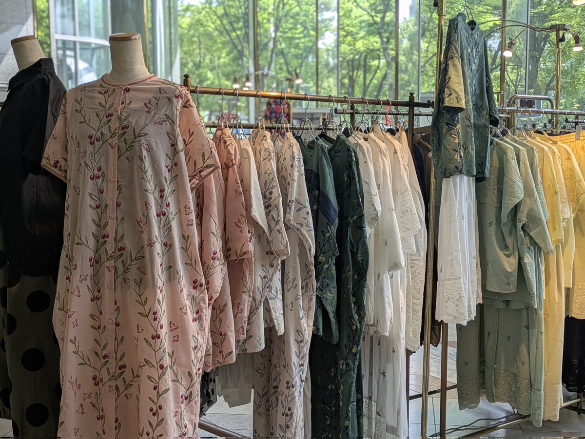 marbleSUD_press's tweet photo. 松坂屋名古屋店POP UP SHOP🎪
ついに本日最終日となりました😭
​連日たくさんのご来店、本当にありがとうございます✨️
新作の『EMB Olive』も入荷しております。

​駆け込みも大歓迎🙌
​⚠️本日は18時閉場となりますのでご注意ください。

#マーブルシュッド #松坂屋名古屋店 https://t.co/MMdQgzH1Il
