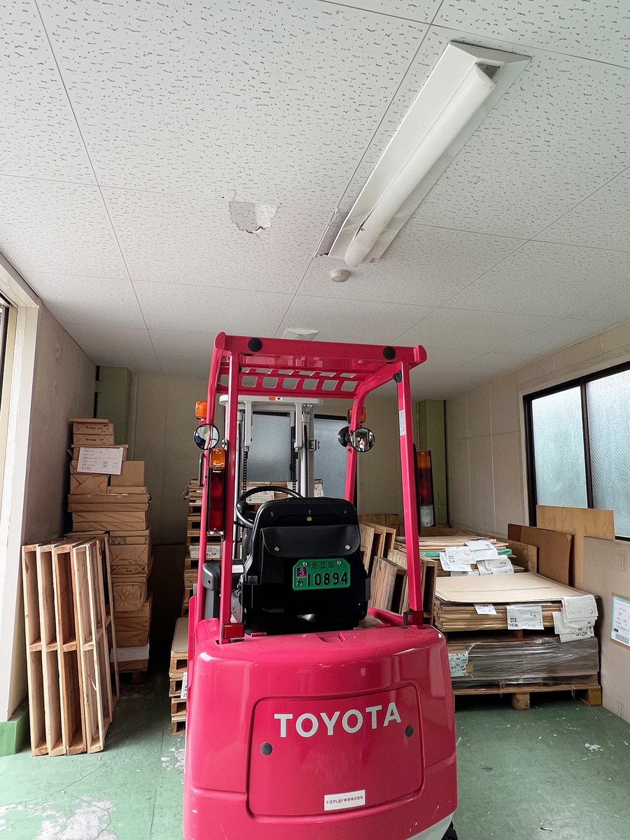 wakocards's tweet photo. だいぶ前に、搬入口の天井がフォークリフトアタックにより割れていたのですが、土曜日にやっと修理できました✨✨
いつもお世話になっている電気屋さんにお願いしたのですが、資材が揃わなくてなかなか着手できなかった工事です。
とても綺麗に直してもらって感謝感激❣️

今日は暑くなりそうですね。
#今日もご安全に