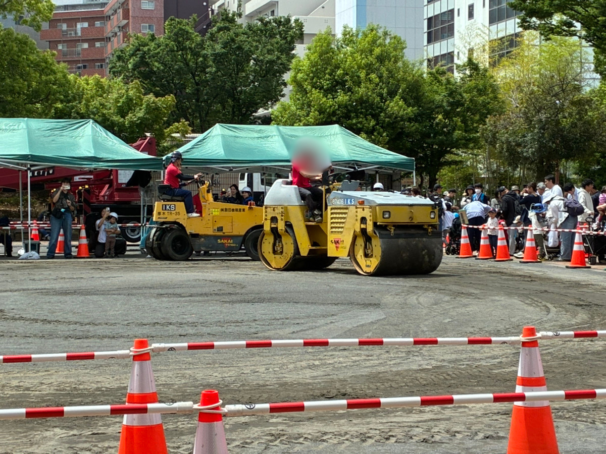 seishinkk's tweet photo. 今日もお疲れ様です！！
日曜日に「建設フェスタinあつぎ」が開催されました！！
弊社は重機体験のコーナーに参加しておりました！！
多くの方々に楽しんでいただけてよかったです！
#企業公式 #企業公式つぶやき部 #土木 #相互フォロー #建設フェスタ #イベント #厚木市 https://t.co/Swr2o01ACw