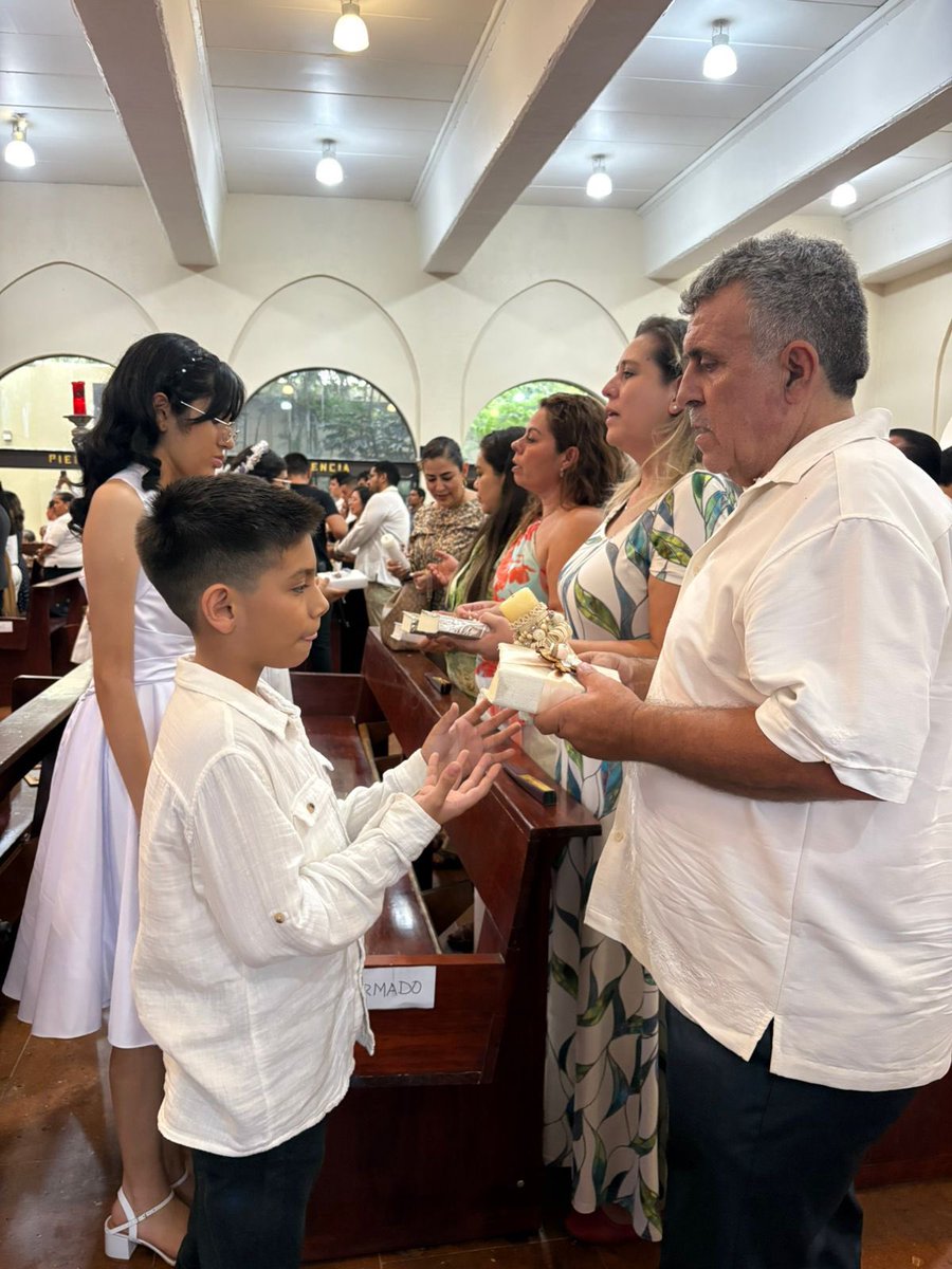 MonsRamonCastro's tweet photo. En esta solemnidad de Pentecostés hemos celebrado el sacramento de la Confirmación en la parroquia de Vista hermosa, Cuernavaca.
Jóvenes y adultos han recibido esta Gracia.
Recalqué la necesidad de ser dóciles al Espto Sto y con ello fortalcer nuestra interioridad. 
Ánimo! https://t.co/wTYeZIkjIO