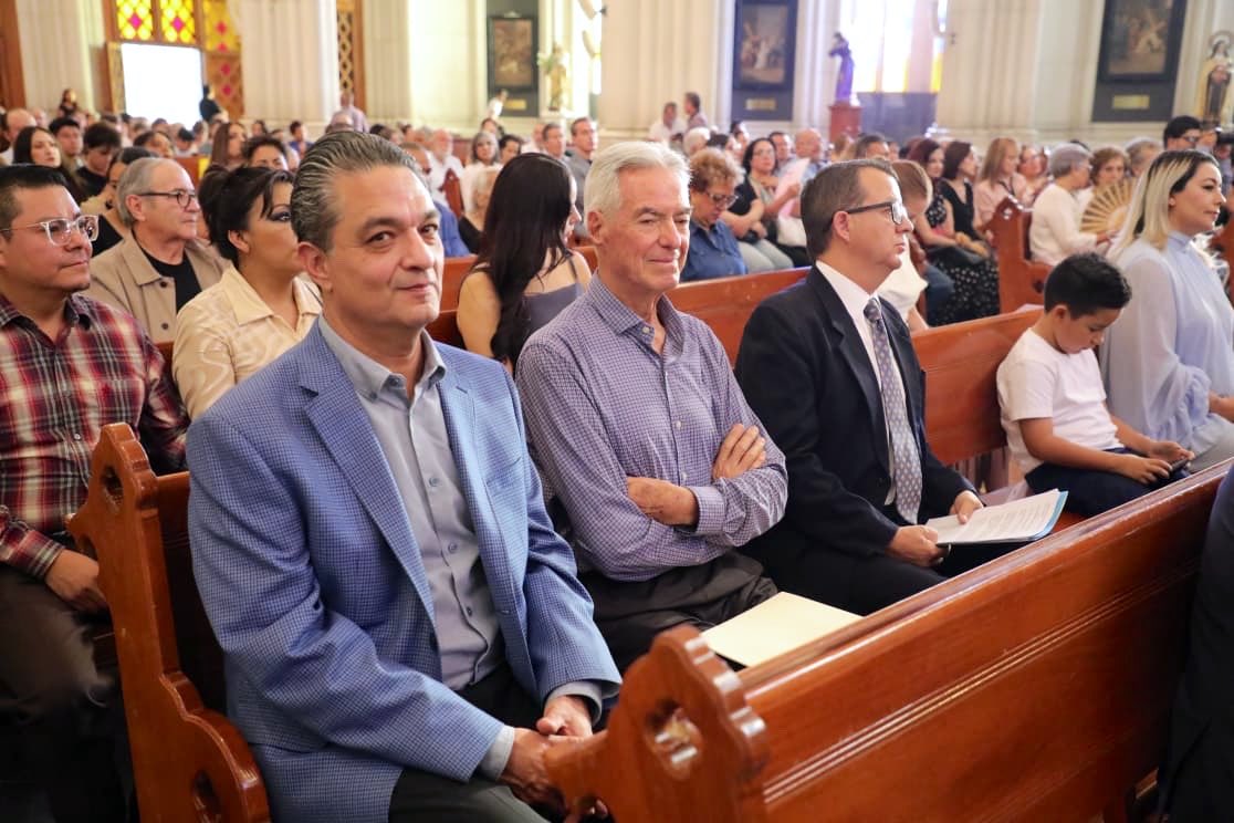 jorgelona1's tweet photo. En el marco majestuoso del Templo Expiatorio, nos unimos en la fe, la gratitud y el orgullo de nuestra industria del calzado, celebrando 100 años de la Unión Social de Zapateros de León, origen de la @cicegGTO. Un siglo de historia y de comprobar que, con Dios y con el talento de la gente, como decimos en León ¡el trabajo todo lo vence!
