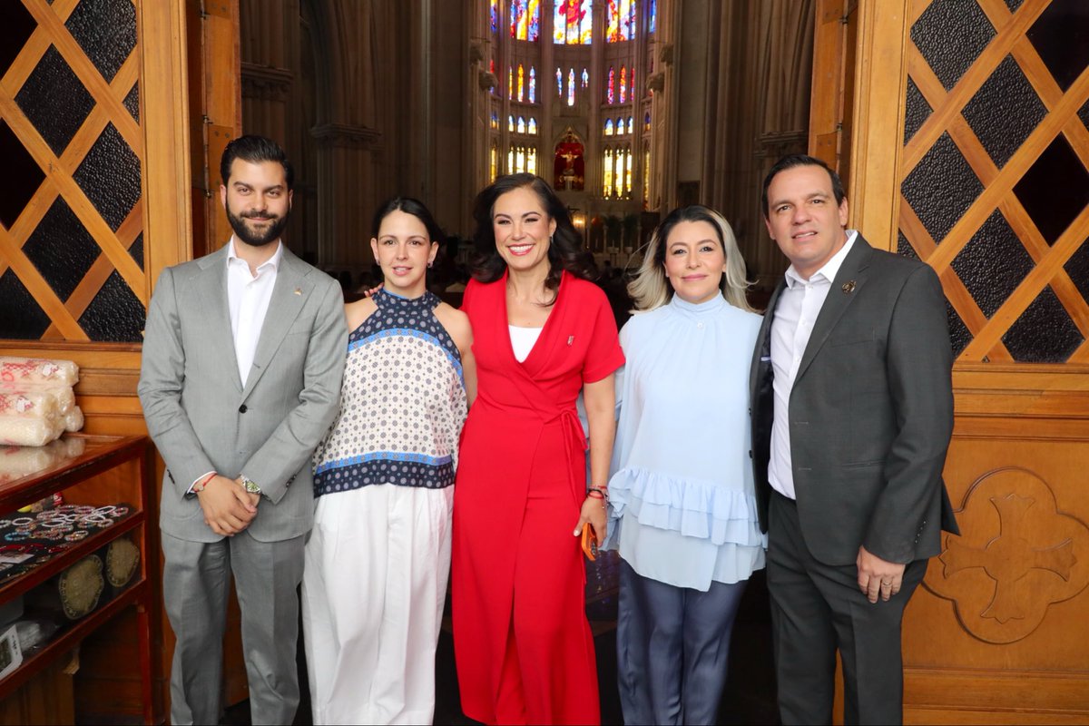 jorgelona1's tweet photo. En el marco majestuoso del Templo Expiatorio, nos unimos en la fe, la gratitud y el orgullo de nuestra industria del calzado, celebrando 100 años de la Unión Social de Zapateros de León, origen de la @cicegGTO. Un siglo de historia y de comprobar que, con Dios y con el talento de la gente, como decimos en León ¡el trabajo todo lo vence!
