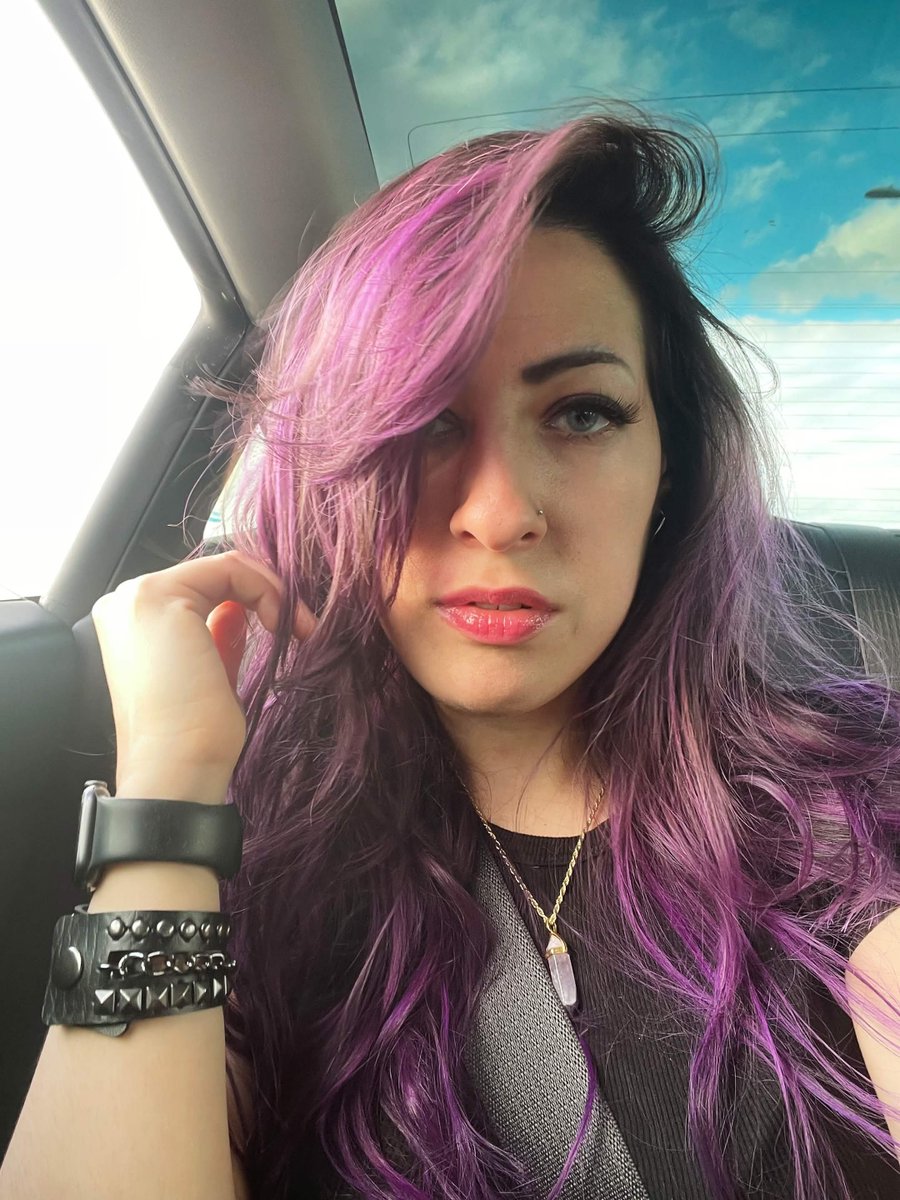 AnnaKlava's tweet photo. Sona vs IRL https://t.co/G9kHzlQv9s