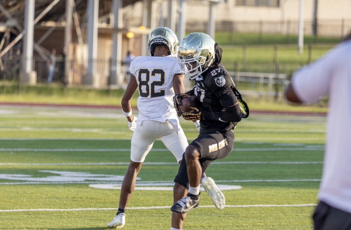 dansby_deondre's tweet photo. The expectation isn’t pressure when you’ve prepared for it. #SummerGrind #DeathRow https://t.co/YktDjZxnTx