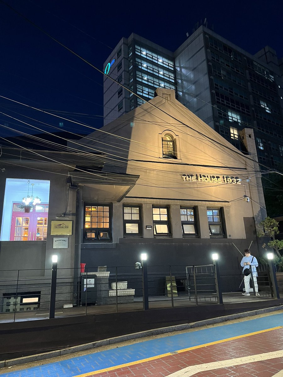 kirisuto_center's tweet photo. 【リトリート参加受付延長中】
写真の建物は、1932年の植民地時代に日本人によって建てられた邸宅。今は素敵なベーカリーカフェ「THE HOUSE 1932」。プログラム外の時間にこんな所も散策しましょ！リトリート申し込み待ってます！ https://t.co/XlPnsEeHZx