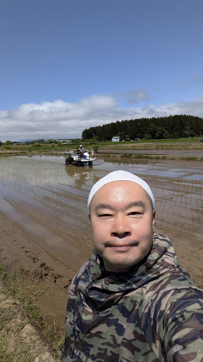 OGA97587806's tweet photo. 蓬田村で今年も田植えのお手伝い！
絶好の田植え日和〜♬
#ハッピィー百沢温泉
#メロンチック
#田植えの師匠
#蓬田村 https://t.co/oWlK7hvIcl