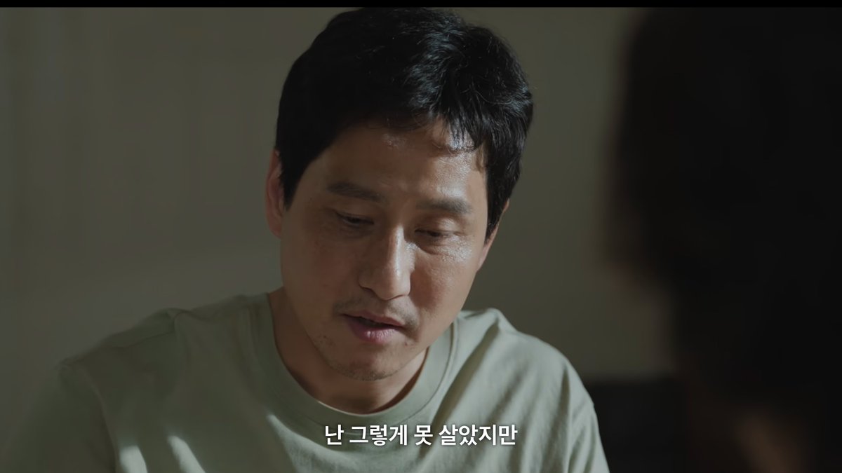 keepwriting_and's tweet photo. '모든 스토리는 나는 존재한다는 아우성. 
이렇게 아프게 존재해. 
이렇게 슬프게 존재해. 
이렇게 우울하게 존재해. 
이렇게 웃기게 존재해. 

기껏해야 100년, 100년이면 다 사라지는데 
사라지는 것이 진정 존재했던건가 그런 의문을 잠재우기 위해 
정신없이 스토리를 써대지. 

살아 있는 한 스토리를 써야 한다면 이왕이면 웃기게. 
난 그렇게 못 살았지만, 넌 웃기게.'  

마지막까지 시대착오적인 부분이 동시대의 드라마라기엔 나를 불편하게 하는 구석이 있었지만... '그럼에도 불구하고' 내게 남는 마음들이 있었던 드라마.