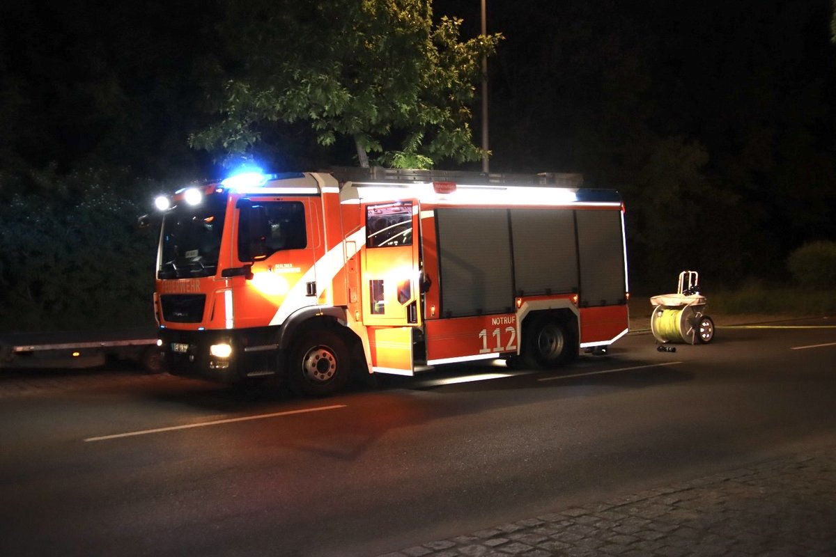 PolReporter's tweet photo. #Berlin #Marzahn - Kleintransporter in Flammen, Feuerwehr konnte schnell löschen, niemand verletzt https://t.co/zptiLy2UZ6