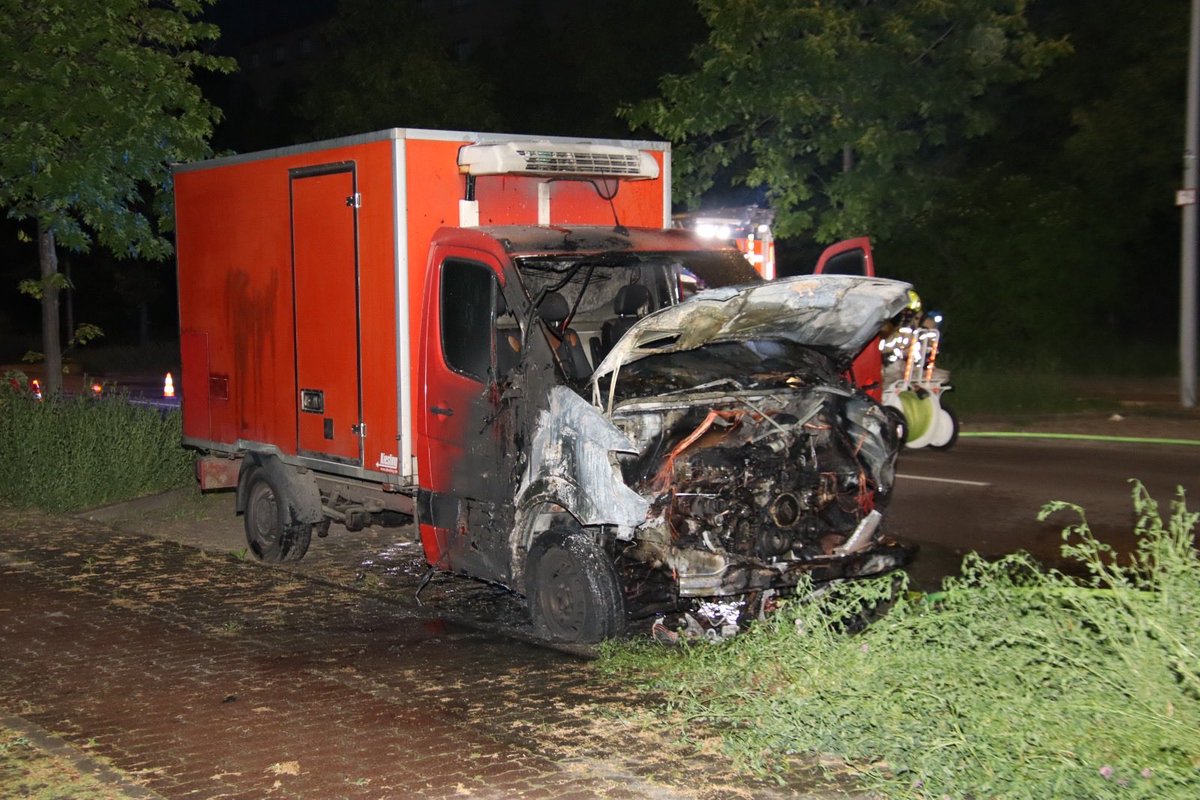 PolReporter's tweet photo. #Berlin #Marzahn - Kleintransporter in Flammen, Feuerwehr konnte schnell löschen, niemand verletzt https://t.co/zptiLy2UZ6