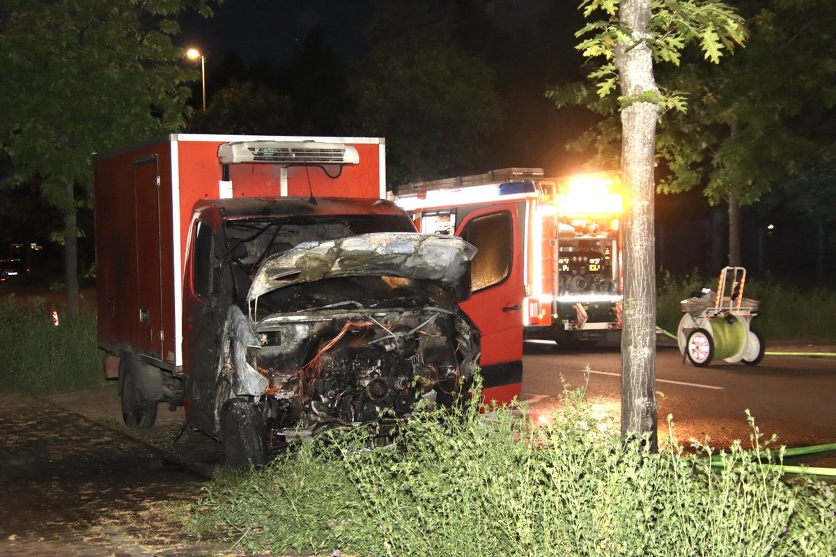 PolReporter's tweet photo. #Berlin #Marzahn - Kleintransporter in Flammen, Feuerwehr konnte schnell löschen, niemand verletzt https://t.co/zptiLy2UZ6