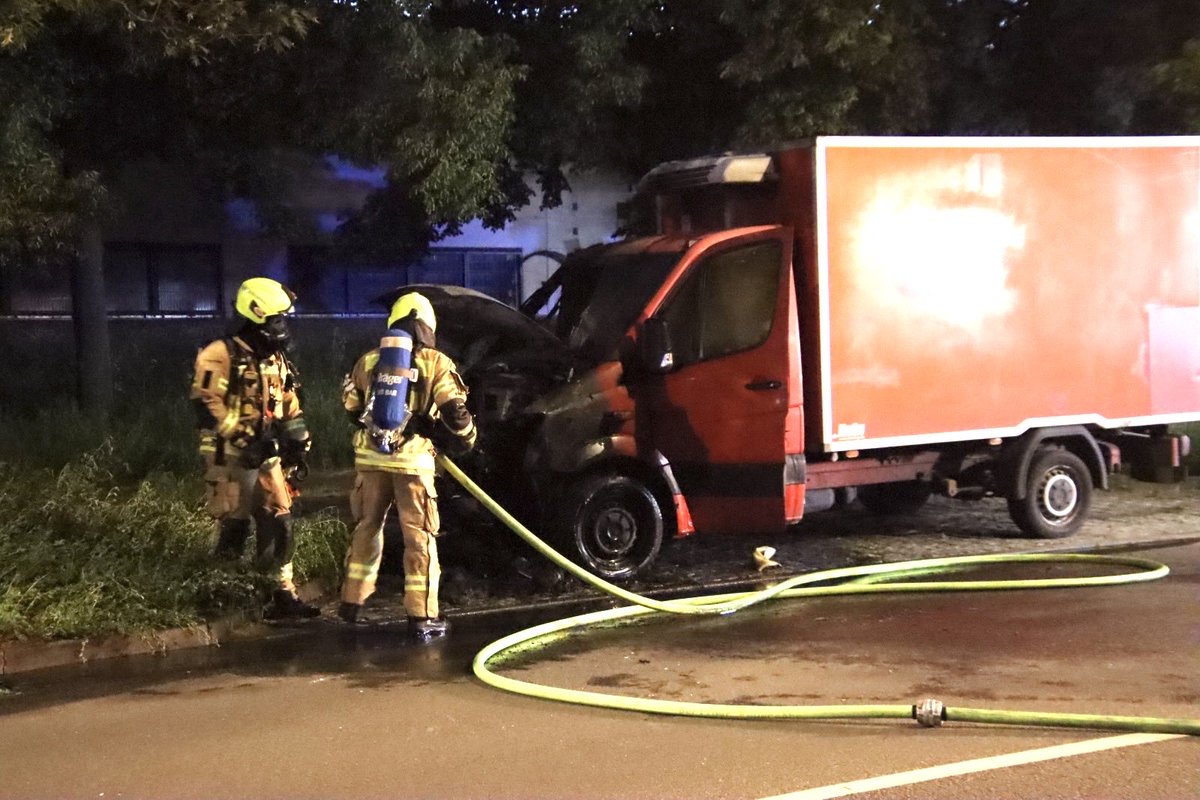 PolReporter's tweet photo. #Berlin #Marzahn - Kleintransporter in Flammen, Feuerwehr konnte schnell löschen, niemand verletzt https://t.co/zptiLy2UZ6