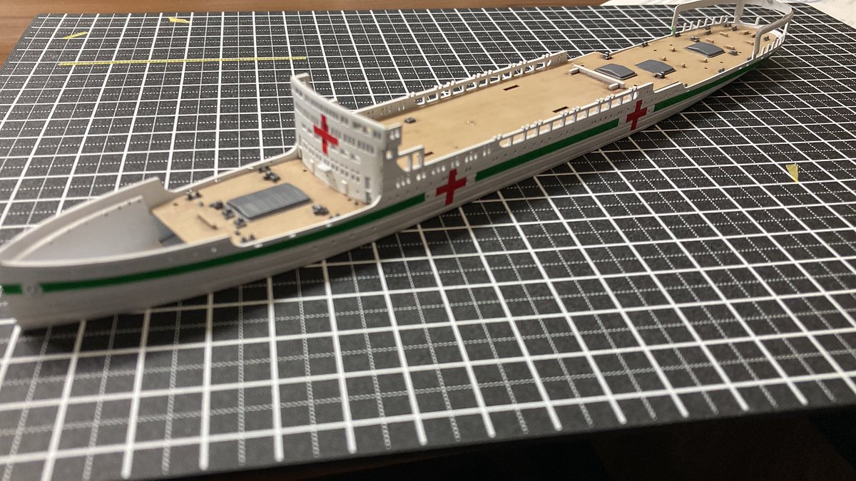 xcreators9773's tweet photo. ハセガワの「日本特設病院船　氷川丸」を製作中。
戦前はシアトル航路を担った豪華貨客船で、戦時中は海軍の特設病院船として運用された船。現在は横浜の山下公園に係留展示されてます。
当時の資料は限られていて、「ここは実際どうだったんだろう」と調べて、悩む時間が面白かったりします。 https://t.co/RD3yJhDAtw
