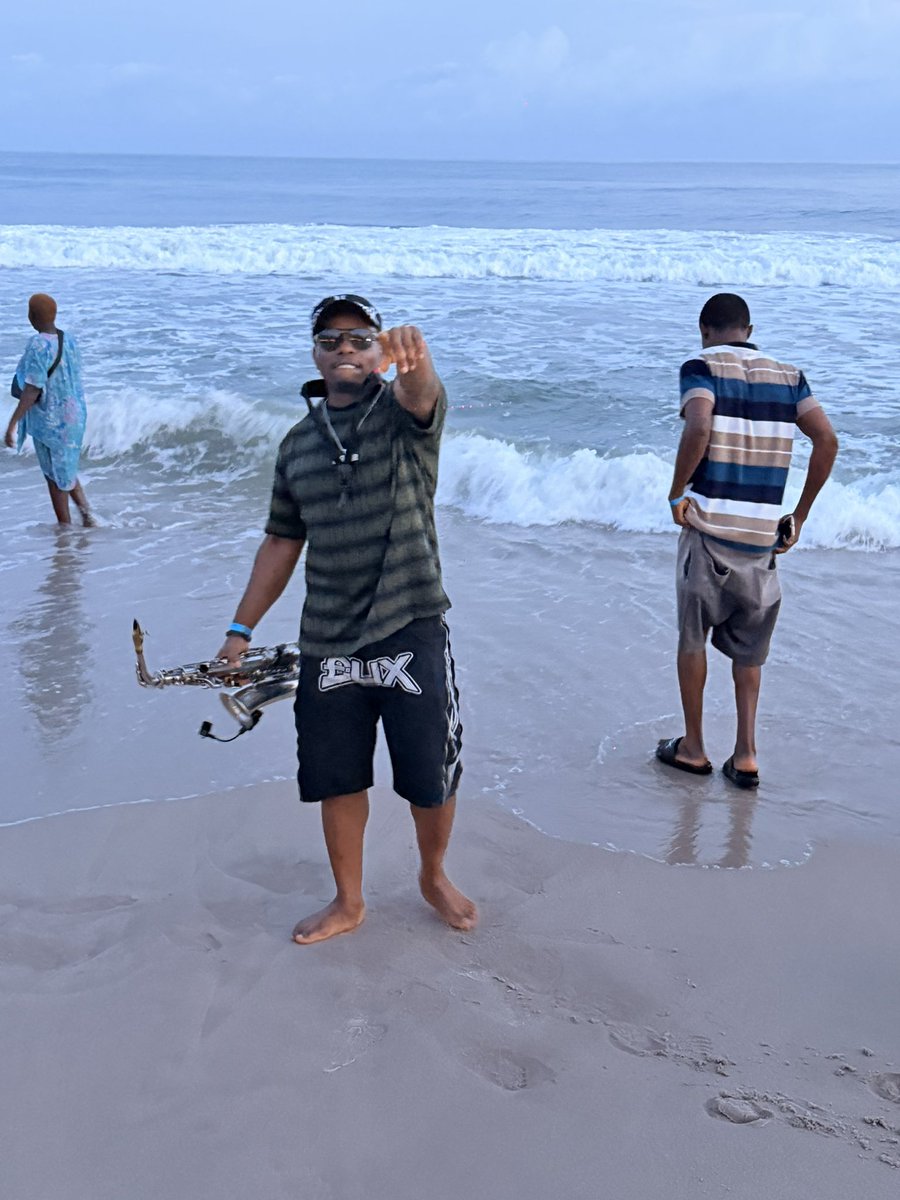 PrizelessStar's tweet photo. Sax on the beach 🎷 https://t.co/npBS2LzpQD