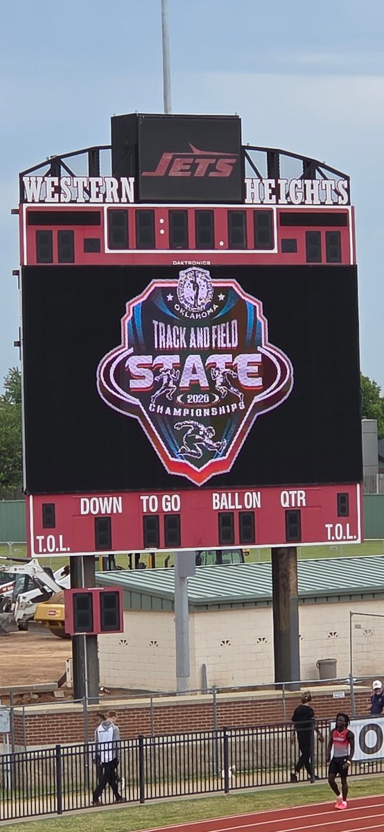 aphighlightpage's tweet photo. All season they treated us as the underdogs and every week we showed up and finished with medals on our neck. Congratulations to our team placing 5th and 6th in the 4x1 and 4x2, making it to the finals in the 4x4, and bringing some pride back to the Westside. https://t.co/nTuWi4KLfI