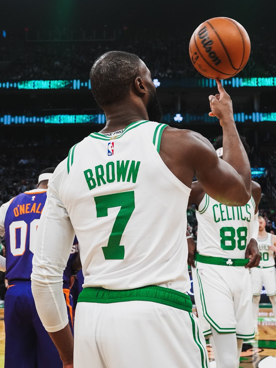CelticsBrr's tweet photo. Jaylen Brown falou em live sobre ter ficado fora do primeiro time ideal da NBA e ter sido escolhido no segundo:

"Eu não estou surpreso. Eu sei de certas coisas, eu sei quem eu sou, sei como uso minha plataforma. Não sou o jogador mais querido pela mídia; algumas coisas que eu digo e faço são um pouco controversas. Não estou no primeiro time, mas tudo bem, parabéns para aqueles que entraram no primeiro time.

Segundo time da NBA, eu sou grato, grato a Deus. Eu sou grato, sou grato por tudo. Não estou surpreso com nada, sou grato por tudo. Eu sei quem eu sou, então eu entendo, sabe? Às vezes eu até me surpreendo de ganhar prêmios. Então, essa temporada foi uma jornada, foi ótima, uma bênção fazer parte do grupo em que estive, especialmente com as expectativas que colocaram sobre nós.”