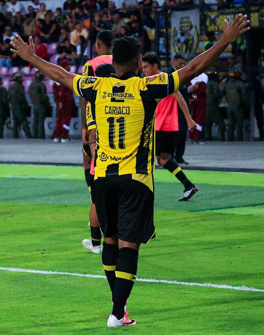 RugelesFutbol's tweet photo. De los pocos que salieron a hablar sobre las injusticias que ha sufrido Táchira este semestre, agarro una responsabilidad que pesaba muchísimo y con toda su jerarquía mando a pasear a Bruera. 

Cuestionado muchas veces, otras no se le daban, hoy el fútbol le devuelve. CRACK!!! https://t.co/qawJGddZRG