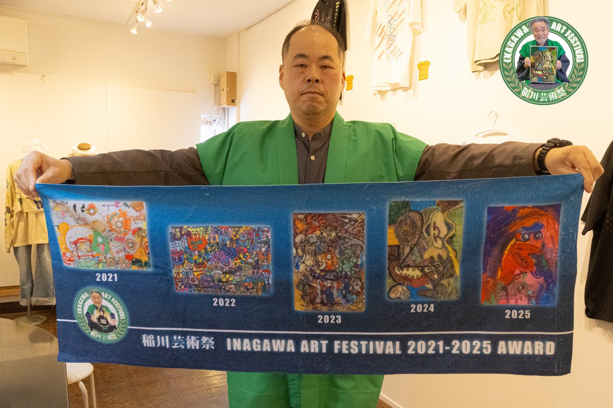 Inagawa_artfes's tweet photo. #稲川芸術祭 #稲川賞Award2025 受賞の #坂口真一郎 さんその⑤#鳥取県 “#アートスペースからふる“にて取材撮影。 https://t.co/KqBIwCeypf
①枚目/2021～2025歴代 #稲川賞Award 受賞者作品の特製タオル進呈！#稲川淳二　と　＃稲川じゅん マーク入り　クラウドファンディング返礼品でもあります。
②枚目　オリジナルポストカード制作の様子。寿司がテーマとか。色鉛筆でも独特の色彩感。 
③枚目 #アートスぺースからふる　入口。クリエイティヴな内装で通所の皆さんの創作意欲も高まる雰囲気。    
④枚目/#アートスぺースからふる 2階のギャラリー。皆さんの手製ファブリックアート展示販売や大机でゆったり制作できる抜群の環境です。