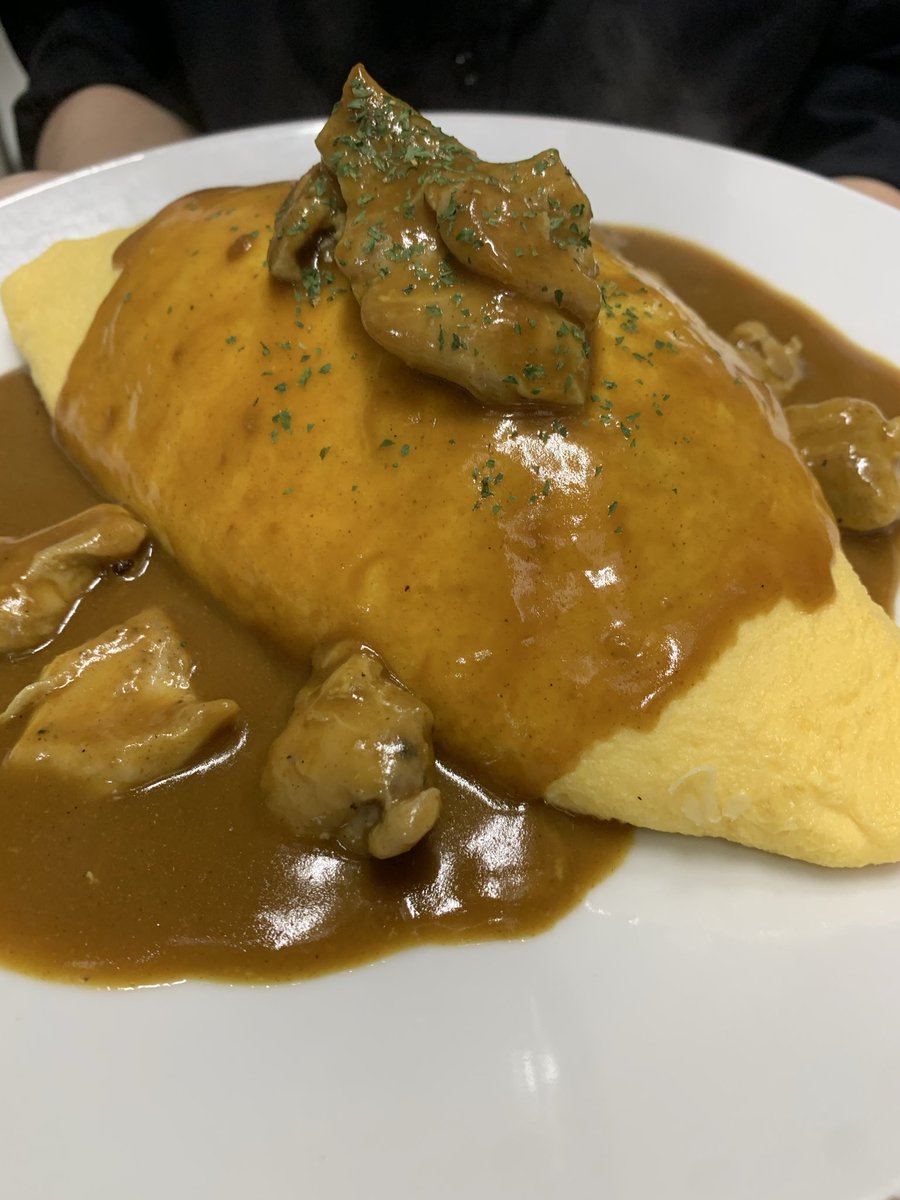 KitchenEggs's tweet photo. こんにちは。北千住にありますオムライス専門店のキッチンエッグスです。
週末は沢山のお客様のご来店 誠にありがとうございました🙇

5/25日替わりオムライスはは、ゴロゴロチキンのカレーオムライスです❗

北千住ランチのご利用お待ちしております<(_ _)>

#北千住ランチ
#北千住レストラン https://t.co/5nw4USBQYB